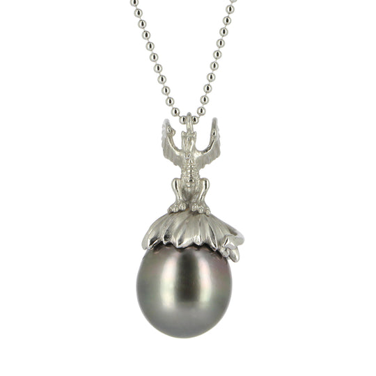 Mc Drag on the Rock Anhänger 6 Cryil aus Weißgold mit großer Tahitiperle inklusive Silikonreif