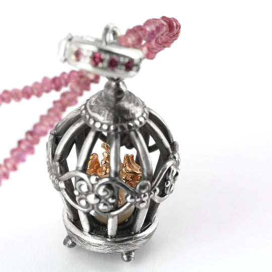 Von kleinen Unfreiheiten kleiner Drachen Käfig Anhänger mit Klappöse Rhodolithpavée und Süßwasserperle