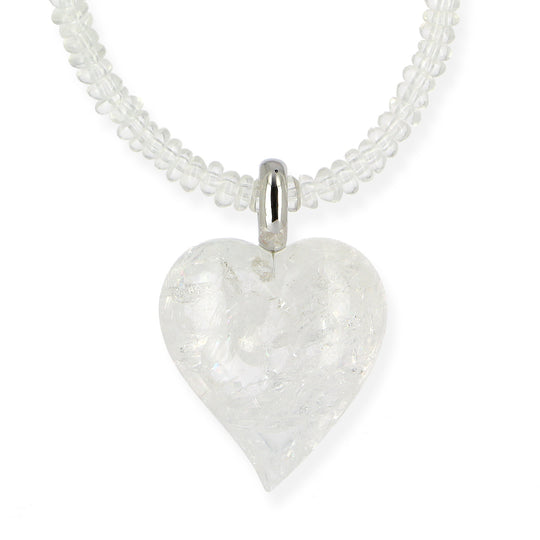 Zauberhafter Herz Anhänger aus handgeschliffenem gecrashtem Bergkristall mit 585 Weißgoldöse inklusive Bergkristallkette in der Länge 80 cm - EINZELSTÜCK