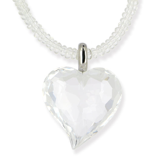 Zauberhafter Herz Anhänger aus handgeschliffenem facettiertem Bergkristall mit 585 Weißgoldöse inklusive Bergkristallkette in der Länge 80 cm - EINZELSTÜCK