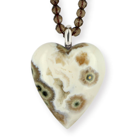 Ausgefallener Herz Anhänger aus handgeschliffenem Ocean Jaspis mit 585 Weißgoldöse inklusive Rauchquarzkette in der Länge 80 cm EINZELSTÜCK