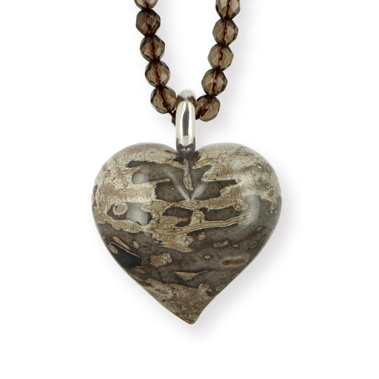 Ausgefallener Herz Anhänger aus handgeschliffenem versteinertem Palmholz mit 585 Weißgoldöse inklusive Rauchquarzkette in der Länge 80 cm EINZELSTÜCK
