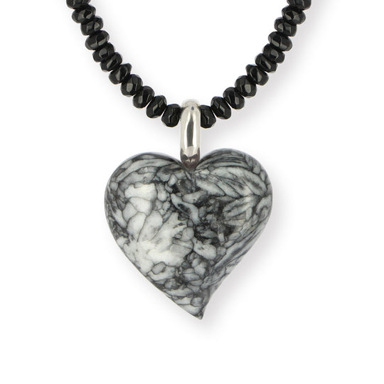 Ausgefallener Herz Anhänger aus handgeschliffenem Pinolith mit 585 Weißgoldöse inklusive Onyxkette in der Länge 80 cm EINZELSTÜCK