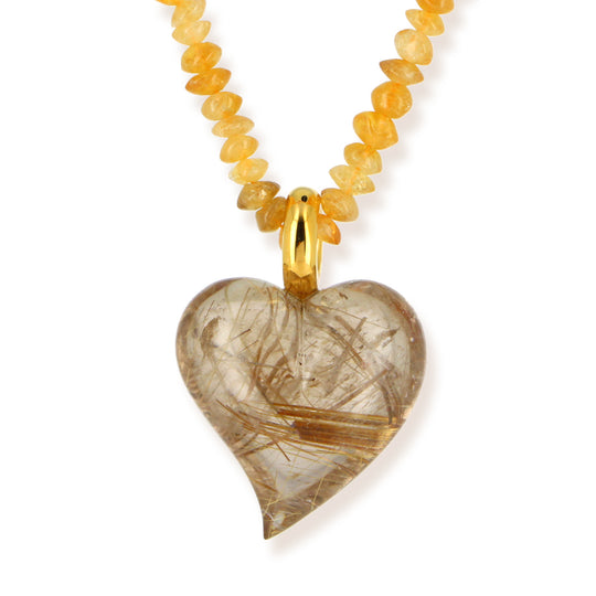 Zauberhafter Herz Anhänger aus handgeschliffenem Bergkristall mit Rutileinschlüssen mit 585 Gelbgoldöse inklusive Citrinkette in der Länge 80 cm - EINZELSTÜCK