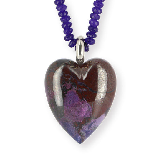 Farbenprächtiger Herz Anhänger aus handgeschliffenem Suggilith mit 585 Weißgoldöse inklusive Amethystkette in der Länge 80 cm EINZELSTÜCK