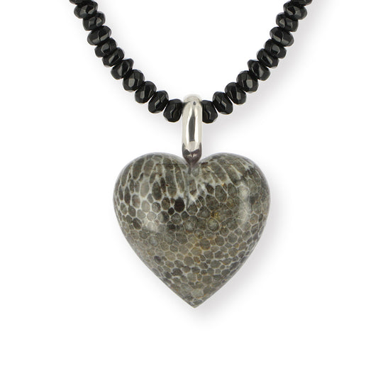 Ausgefallener Herz Anhänger aus handgeschliffenem Thamnopora mit 585 Weißgoldöse inklusive Onyxkette in der Länge 80 cm EINZELSTÜCK