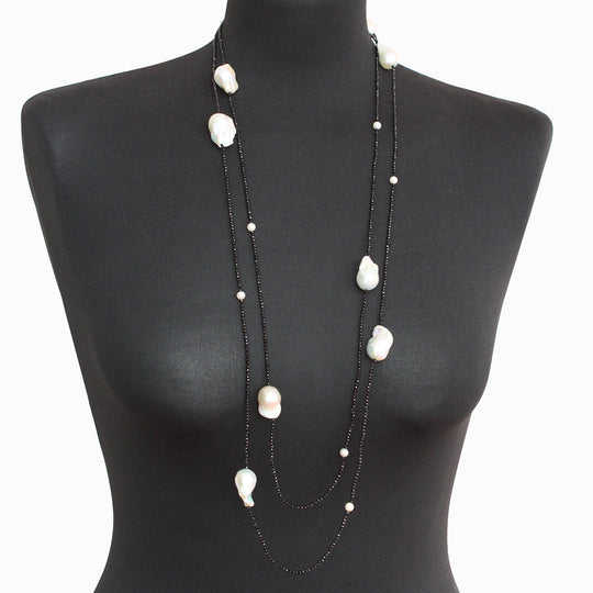 Ausgefallene Kette aus schwarzem Spinell und Barockperlen in der Länge 180 cm