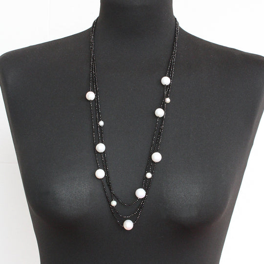 Ausgefallenes 3-reihiges Collier aus schwarzem Spinell und Süßwasserperlen in der Länge 80 cm