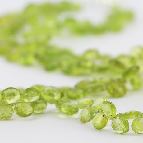 Facettierte Peridot Kette mit Kugeltonnenschloss in der Länge 45 cm