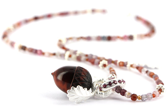 Waldperlchen Wega Eichel aus Falkenauge inklusive Klappöse mit Rhodolithpavée und Kette in der Länge 45 cm-EINZELSTÜCK