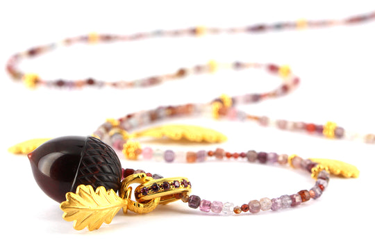 Waldperlchen Williberta Eichel aus Falkenauge inklusive Klappöse mit Rhodolithpavée und Kette in der Länge 80 cm-EINZELSTÜCK