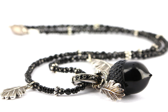 Waldperlchen Waldfriede Eichel aus Onyx inklusive Klappöse mit Onyxpavée und Kette in der Länge 45 cm-EINZELSTÜCK