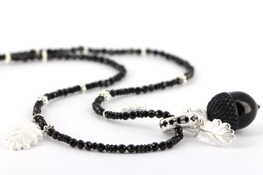 Waldperlchen Wicky Eichel aus Onyx inklusive Klappöse mit Onyxpavée und Kette in der Länge 45 cm-EINZELSTÜCK