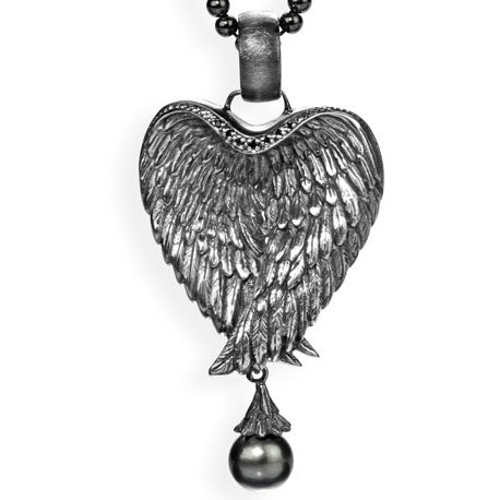 Angel by heart großer Flügel Anhänger mit Bergkristallpavée und Tahitiperle