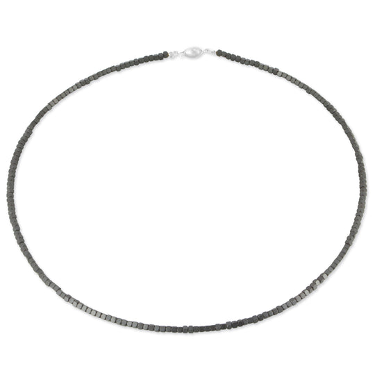 Hämatit Kette aus mattierten Quadersteinchen mit Tonnenschloss in der Länge 45 cm