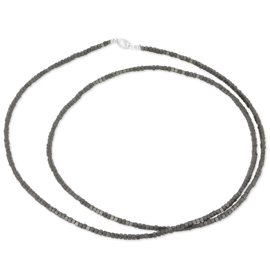 Hämatit Kette aus mattierten Quadersteinchen mit Tonnenschloss in der Länge 80 cm