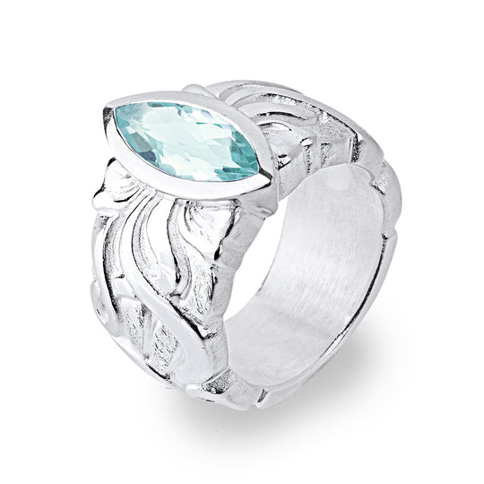 La Belle Epoque mittlerer Bandring mit Jugendstilornament und Topasnavette