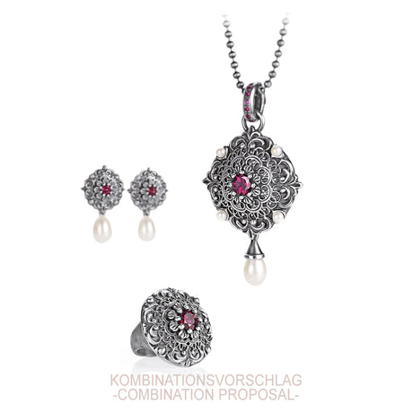 Queen Lisbeth große Ornament Clipohrstecker mit Rhodolith und Süßwasserperle