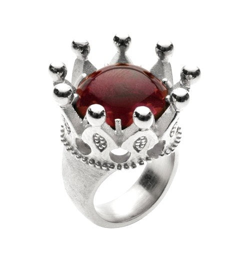 Schneewittchen großer Ring mit Granat Cabochon in Kronenfassung