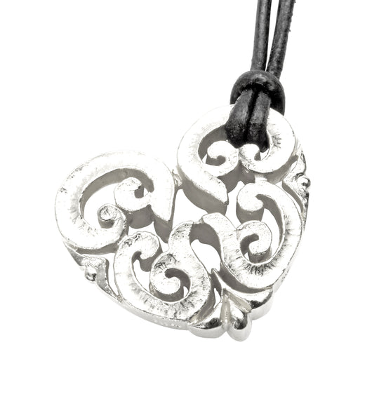 Breakfast at T großer Herz Anhänger inklusive Lederband